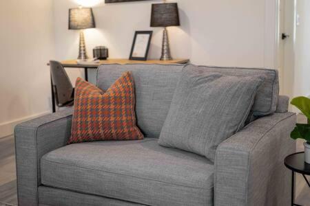 The O'Keeffe-2Nd Floor Boutique Hotel Suite 本顿维 外观 照片